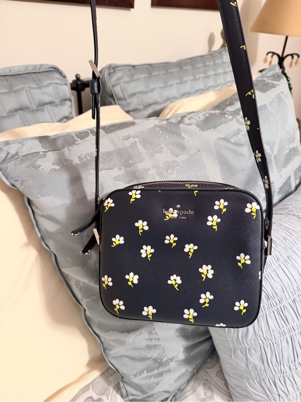kate spade Newbury Lane Daisy crossbody with white and yellow blooms - Picture 10 of 16